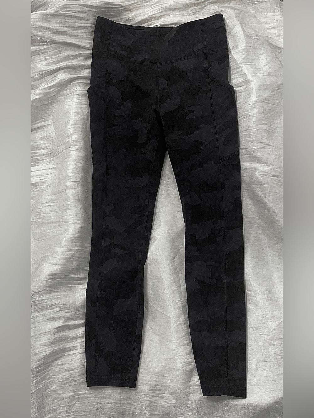 Lululemon Invigorate High-Rise Crop Leggings 25” in Incognito Camo, Size 6 - Picture 2 of 12